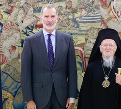 Don Felipe acompañado por Su Santidad Bartolomé I, arzobispo de Constantinopla y Patriarca Ecuménico, durante la audiencia mantenida en el Palacio de 